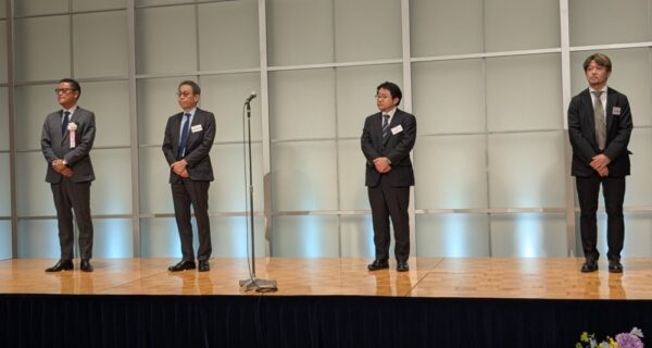  左から巴理事長、海老原、小濱、庄司各副理事長