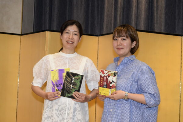  受賞作を手にした中西さん（左）、新川さん