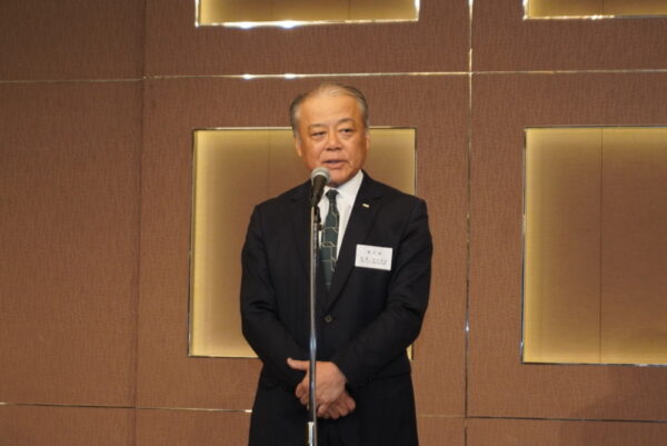  あいさつをする赤石会長