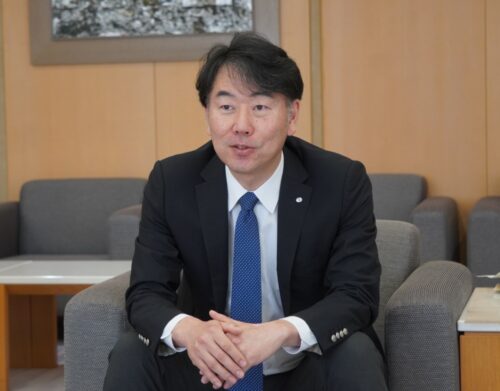  吉田　真士（よしだ・まさひと）氏　1974年生まれ、97年3月慶應義塾大学理工学部卒業、同年4月福井新聞社入社。2005年取締役総合ビジョン担当・総務局長、06年常務取締役経営企画デジタルコンテンツ室担当、08年専務取締役広告・販売・総合メディア開発担当、11年3月代表取締役専務、統括・関連会社担当、同9月代表取締役社長。