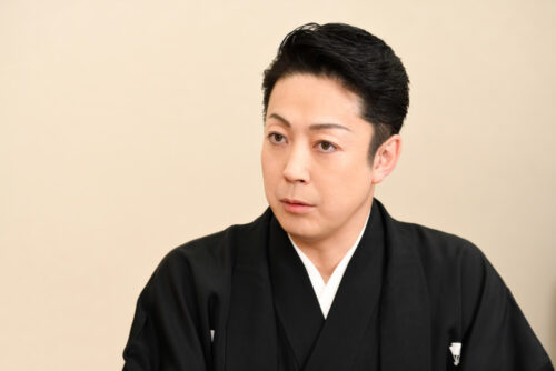  1977年生まれ。七代目尾上菊五郎の長男。84年2月歌舞伎座『絵本牛若丸』の牛若丸で六代目尾上丑之助を名のり初舞台。96年5月歌舞伎座『白浪五人男』の弁天小僧ほかで五代目尾上菊之助を襲名。2025年5月八代目尾上菊五郎を襲名。