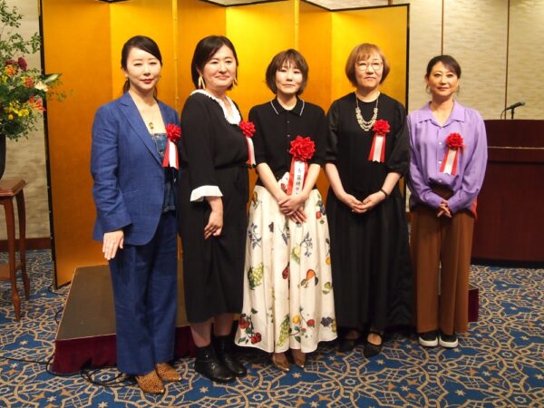  左から東村さん、柚木さん、受賞者の斉藤さん、窪さん、友近さん
