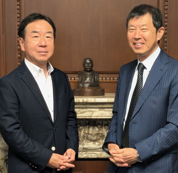  講談社創業者・野間清治の胸像を挟んで峰岸社長（左）と吉羽専務