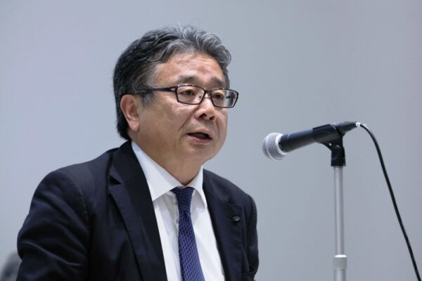  株主総会で発言する角田社長