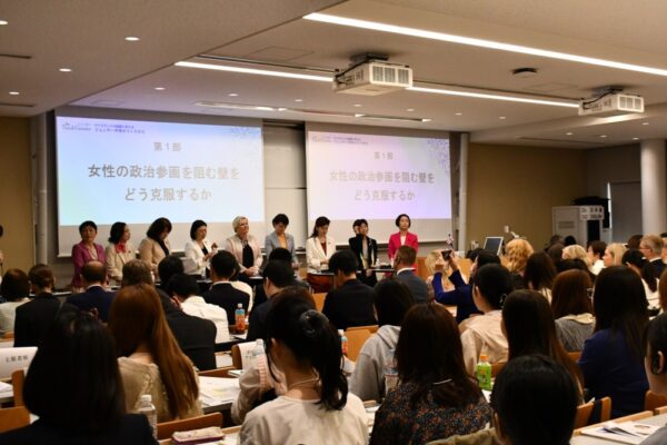  トーマスドッティル大統領とともに各党の女性国会議員も議論に参加した