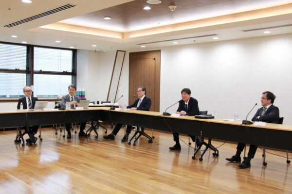  質疑に応じる代表取締役社長の唐島氏（右から2人目）