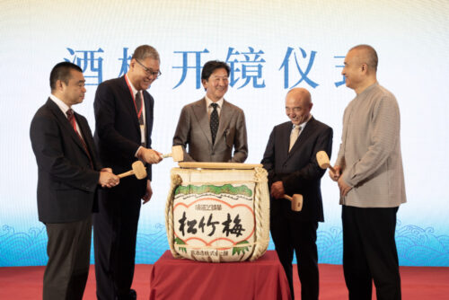  現地の要人や出版関係者らと20周年を祝う野間氏（中央）※講談社提供