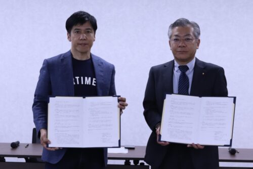  6月30日の締結式でPR TIMES・山口拓己社長（左）と全国連・佐々木淳事務局長（PR TIMES提供）