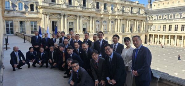  訪仏代表団のメンバー（文化省の前で）