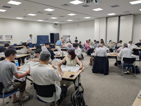  会場では8グループに分かれて新聞づくりに取り組んだ