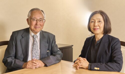  みやうち・よしひこ氏 　1960年ワシントン大学経営学部大学院でMBA取得後、日綿実業（現双日）入社。64年オリエント・リース（現オリックス）入社。80年代表取締役社長・グループCEO、2000年代表取締役会長・グループCEO、03年取締役兼代表執行役会長・グループCEOを経て、14年シニア・チェアマン就任。総合規制改革会議議長など数々の要職を歴任。新日本フィルハーモニー交響楽団理事長なども兼務。著書に『〝明日〟を追う【私の履歴書】』『リースの知識』（以上、日本経済新聞出版社）、『諦めないオーナー　プロ野球改革挑戦記』（日経BP）など多数。