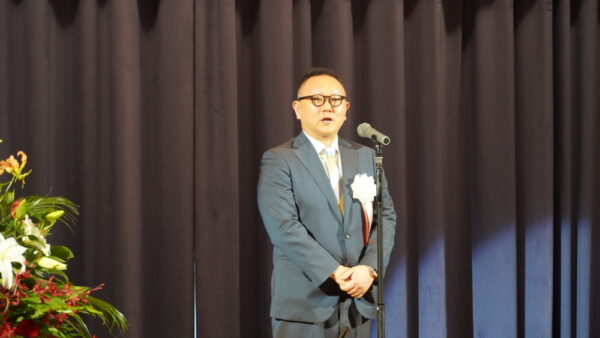  あいさつする松信社長