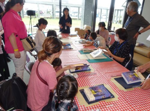  8月11日の「絵本ワールド㏌しが」で書店組合による《本のフィルムコーティング体験》