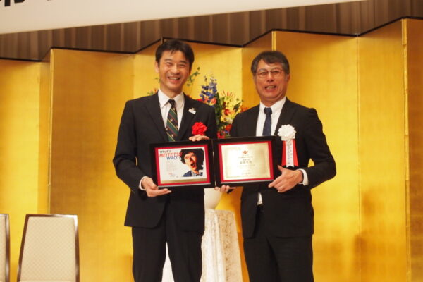  名古屋鉄道の江尾氏（左）と中日新聞社の大島代表取締役社長