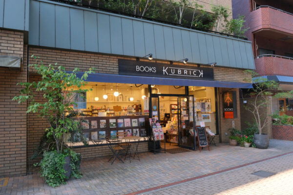  けやき通り店外観。看板やロゴは、グラフィックデザイナーの岩下健作さんがデザイン