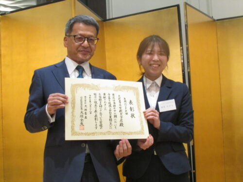  大垣全央社長（左）とグループMVP店舗の京都ポルタ店・清水わかな店長