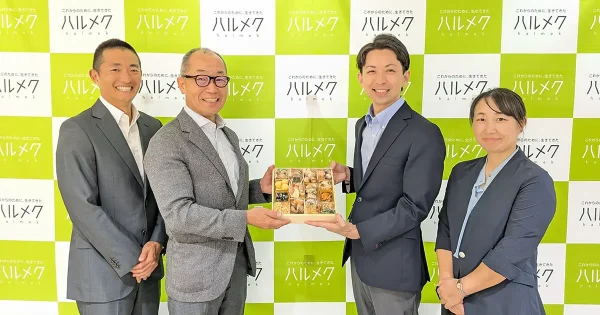  ふるさと納税返礼品に採用されたおせちを囲んでハルメク（左）と中津川市の関係者