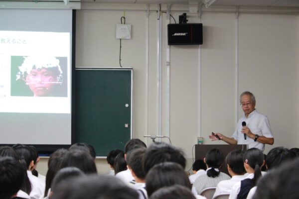  講義を行う篠田館長