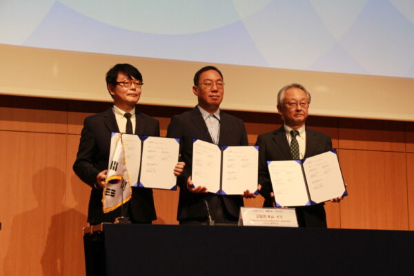  左からKOPUSのイ会長、KPIPAのキム事務局長、書協の小野寺理事長