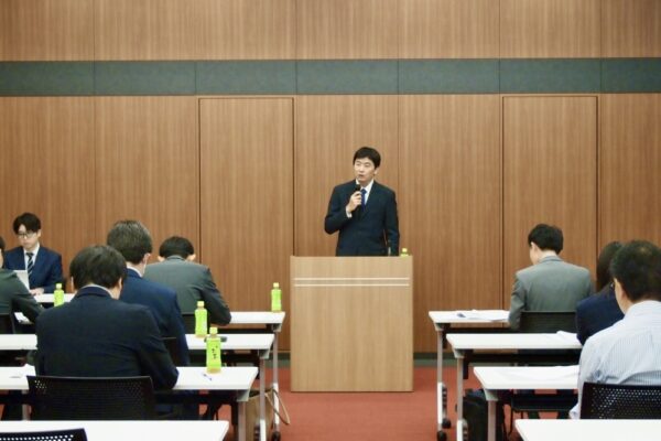  事業報告会で説明をする大羽社長