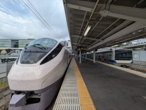  いわき駅に停車中の磐越特急列車と（左）普通列車