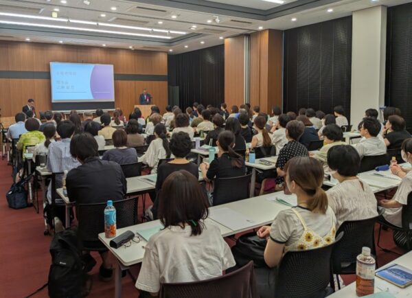  開講式であいさつする近藤理事長