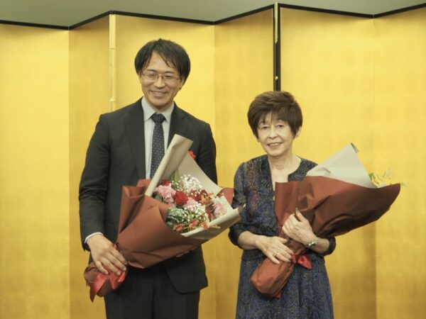  左から受賞者の藤井氏、石村氏