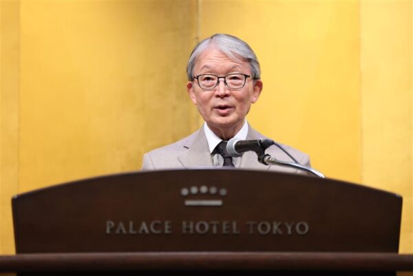  あいさつする山口社長