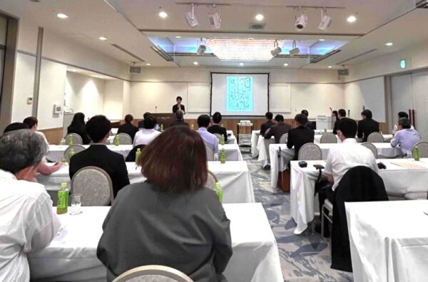  書店・出版社合わせて約100人が参加