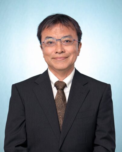  福島良典（ふくしま　よしのり）氏略歴 　1963年生まれ86年入社。90年東京本社外信部、2005年東京本社外信部副部長08年ブリュッセル支局長、11年東京本社外信部副部長、12年ローマ支局長、17年東京本社編集編成局オピニオングループ編集委員、19年 論説副委員長、21年論説委員長、25年10月1日主筆