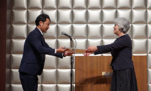  被団協の工藤さん（右）に南信州賞が贈られた