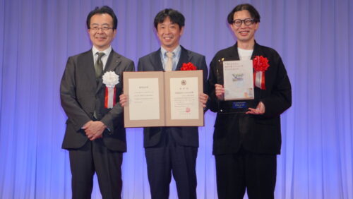  古澤役員（中央）と中村会長（左）
