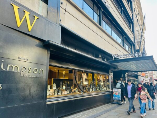  ウォーターストーンズ・ピカデリー旗艦店。ヨーロッパ最大の書店だが、アールデコ様式の建築で、この店ならではの個性を打ち出している