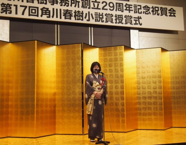  小説賞を受賞した坂井さんは、江戸時代の資料を参考に着付けしたという着物姿で登壇