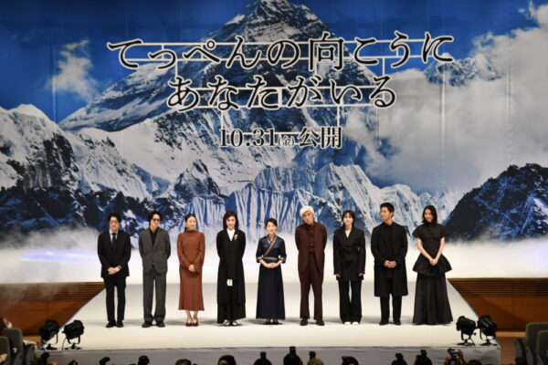  完成披露試写会に登壇した主要キャストと阪本監督