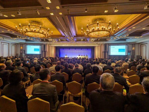  関係者445人と学生150人が集まった新聞大会