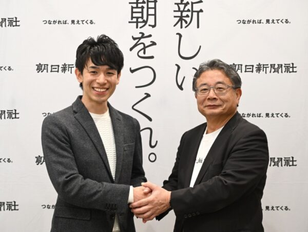  握手を交わす田島CEO（左）と角田社長CEO