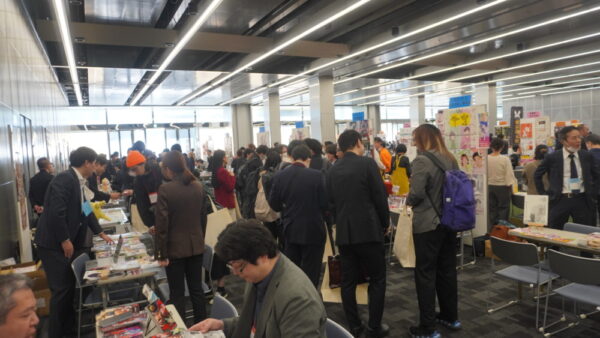  好天に恵まれ、多くの書店が来場