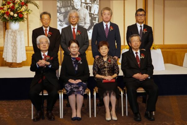  受賞者の渡邉さん（前列左から2人目）、選考委員、PHP研究所の松下会長（後列左端）、摂津社長（後列右端）