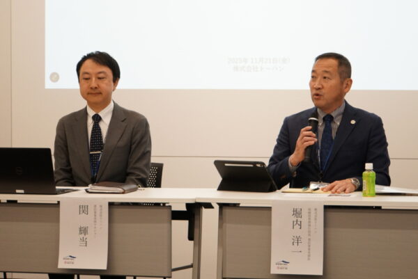  堀内専務（右）と書店事業本部・関氏