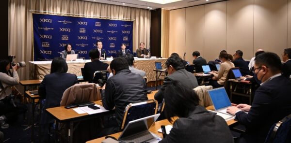  会見する中村会長