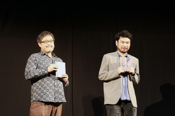  参加者の撮影タイムに応じる呉氏（左）、小川氏