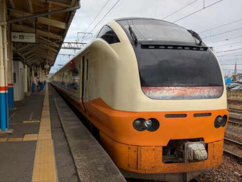  酒田駅で出発を待つ特急いなほ新潟行