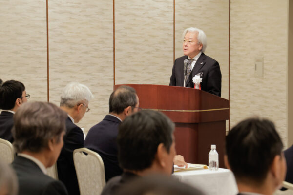  140周年記念企画などを発表する安部社長