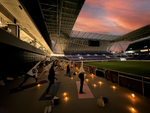  エディオンピースウイング広島では夕景の中でヨガを行った