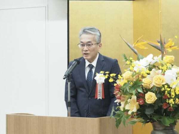  あいさつをする斎藤理事長