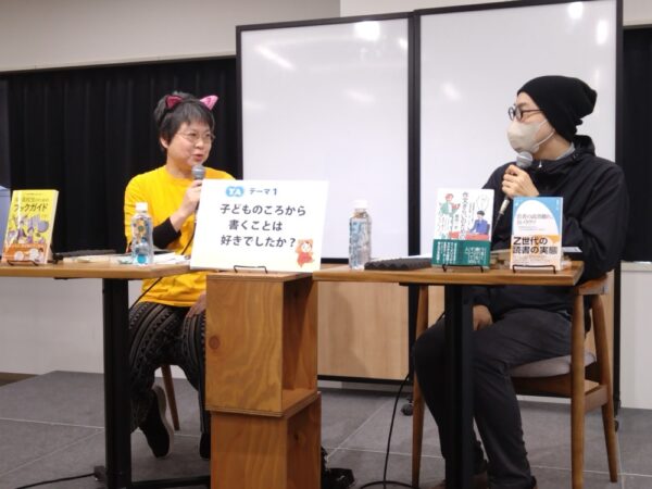  ねこ耳をつけて登場したみちねこさん（左）、飯田さん