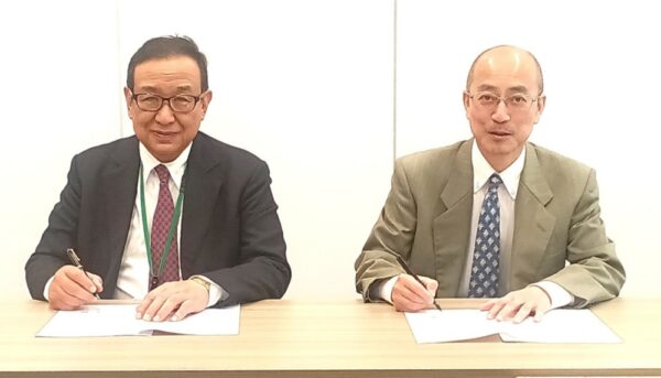  業務委託契約書に調印する矢島薰岐阜新聞社社長（左）と河内哲嗣Aプロ社長