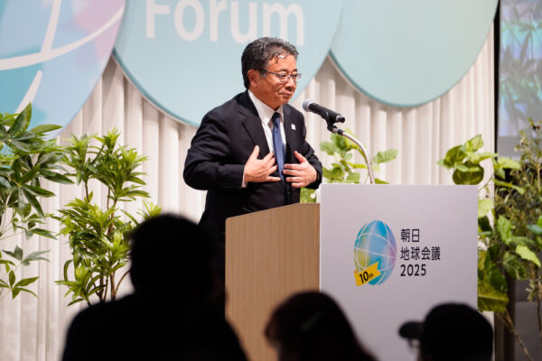  あいさつする朝日新聞社の角田社長