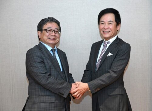  朝日新聞社の角田克社長CEO（左）と学研HDの宮原博昭社長
